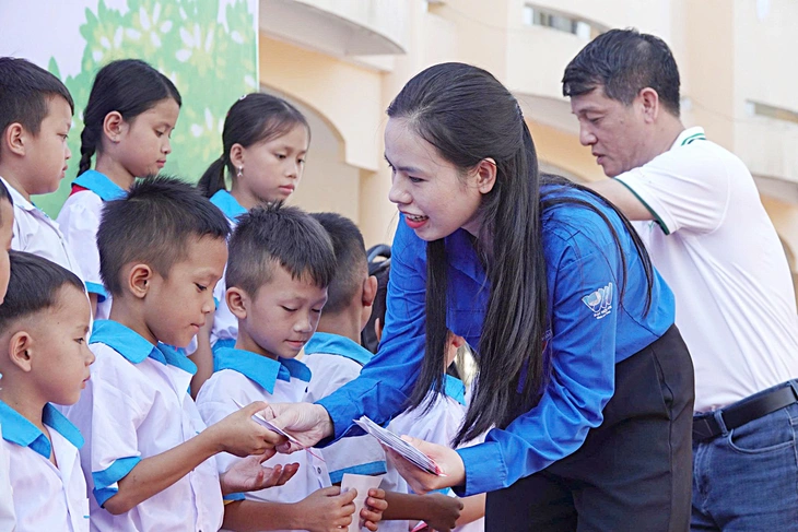 Bộ trưởng Bộ GD-ĐT Nguyễn Kim Sơn: Năm học bận rộn nhưng đầy niềm vui - Ảnh 4.