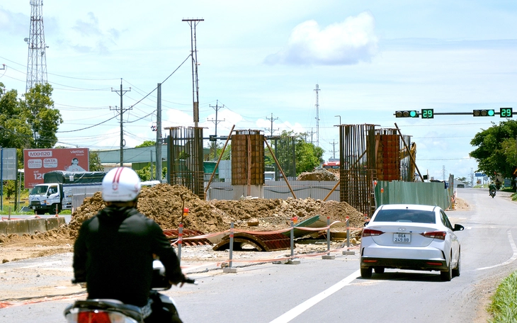 Cầu vượt quốc lộ 1 nối vào cao tốc Phan Thiết - Dầu Giây lỗi hẹn, trơ trọi mố trụ - Ảnh 2.