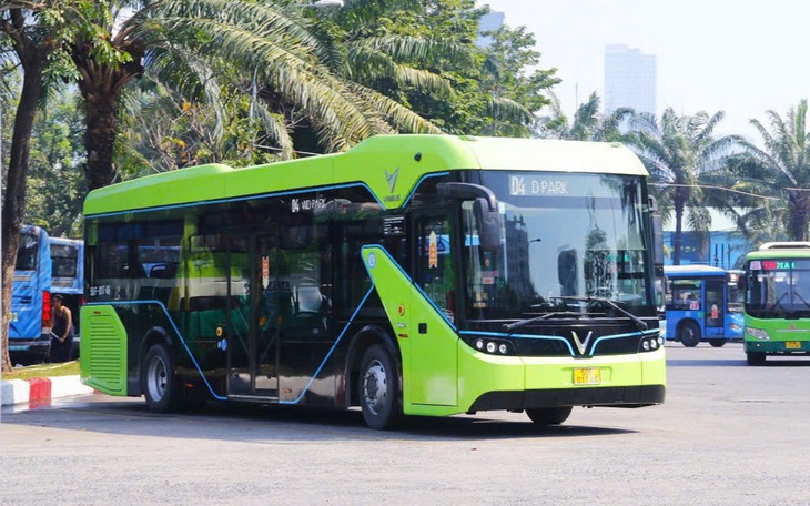 Đường Nguyễn Xiển chi chít ổ gà, mưa là ngập - Ảnh 2.