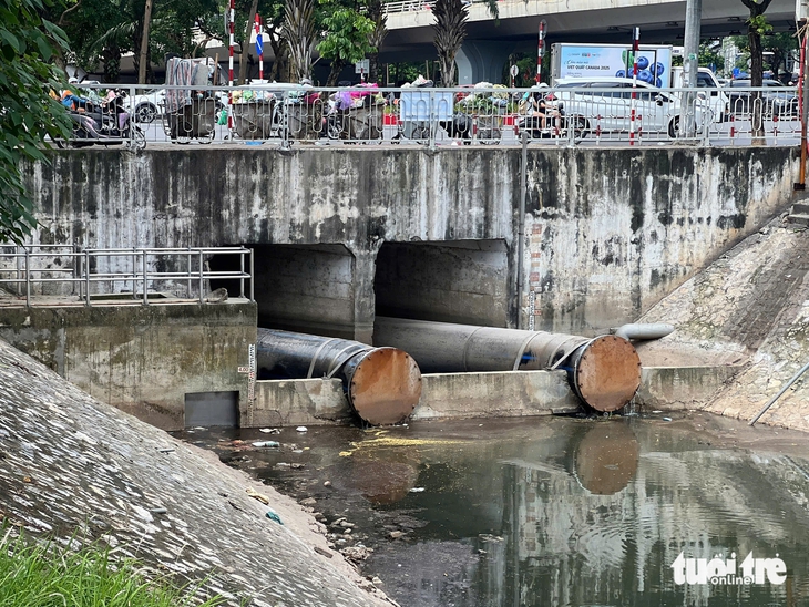Sông Tô Lịch vừa trong xanh lại tái diễn tình trạng ô nhiễm - Ảnh 4.