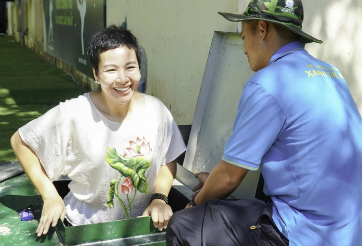 Phụ huynh cùng con chui 'địa đạo' dịp khai giảng đặc biệt - Ảnh 2.