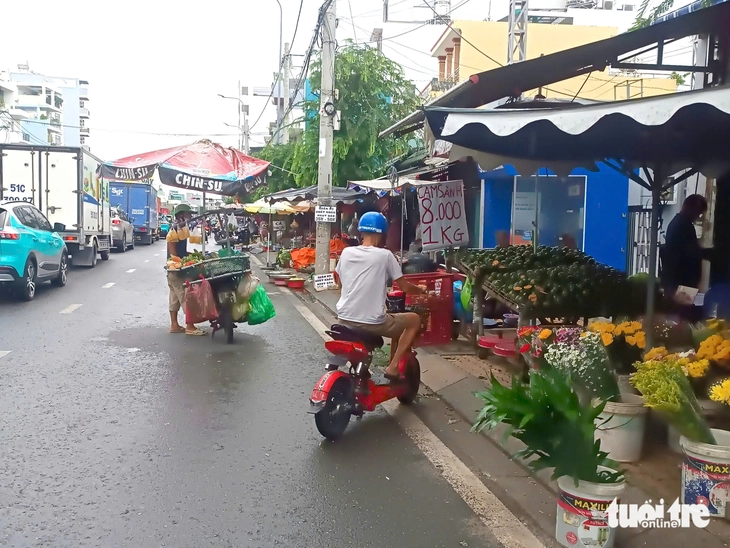 Lấn chiếm vỉa hè trên đường Nguyễn Xí, mặt đường lồi lõm- Ảnh 1. vỉa hè - Ảnh 1.