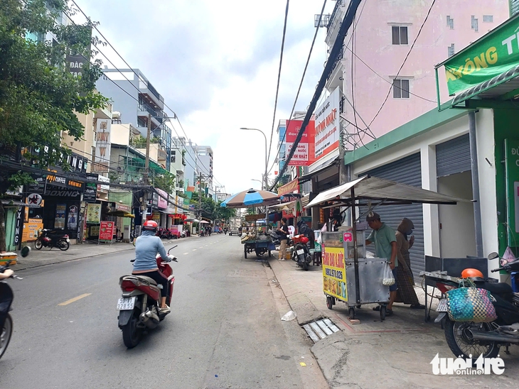 Lấn chiếm vỉa hè trên đường Nguyễn Xí, mặt đường lồi lõm- Ảnh 4. vỉa hè - Ảnh 4.