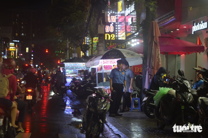 Lấn chiếm vỉa hè trên đường Nguyễn Xí, mặt đường lồi lõm- Ảnh 5. vỉa hè - Ảnh 5.