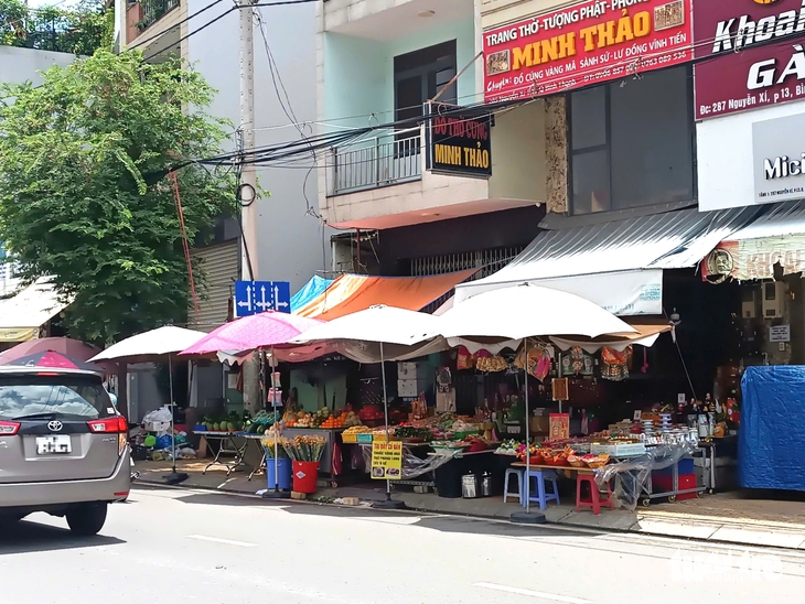 Lấn chiếm vỉa hè trên đường Nguyễn Xí, mặt đường lồi lõm- Ảnh 2. vỉa hè - Ảnh 2.