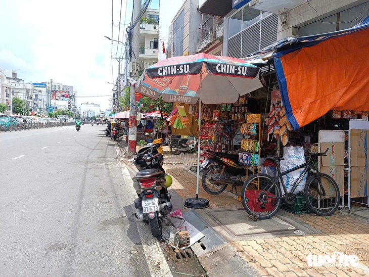 Lấn chiếm vỉa hè trên đường Nguyễn Xí, mặt đường lồi lõm- Ảnh 3. vỉa hè - Ảnh 3.