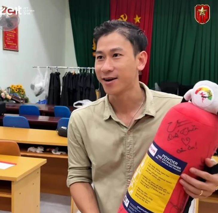 Trung tá Lê Tấn Châu 'ám ảnh' món quà của Lê Dương Bảo Lâm - Ảnh 1.