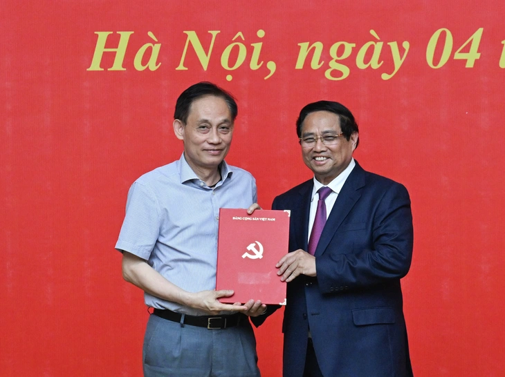Thủ tướng Phạm Minh Chính trao quyết định cho các nhân sự - Ảnh 1.