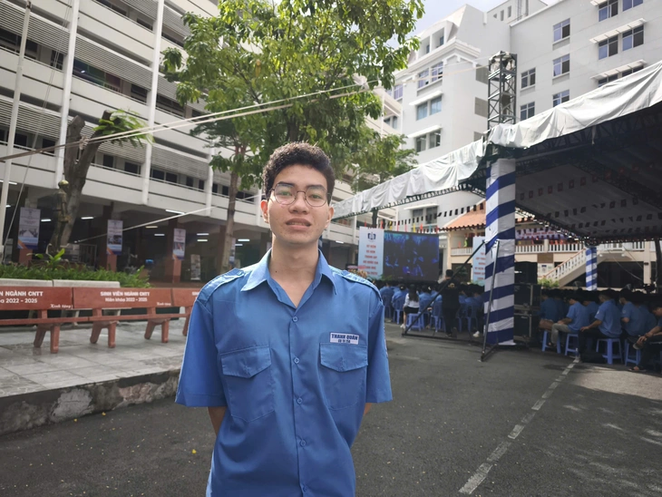 Thủ khoa gây bất ngờ lễ khai giảng: Điểm tốt nghiệp điểm 'cao ngút' vẫn chọn học cao đẳng- Ảnh 1. Thủ khoa gây bất ngờ ở lễ khai giảng: Điểm tốt nghiệp 'cao ngút' nhưng chọn học cao đẳng - Ảnh 1.