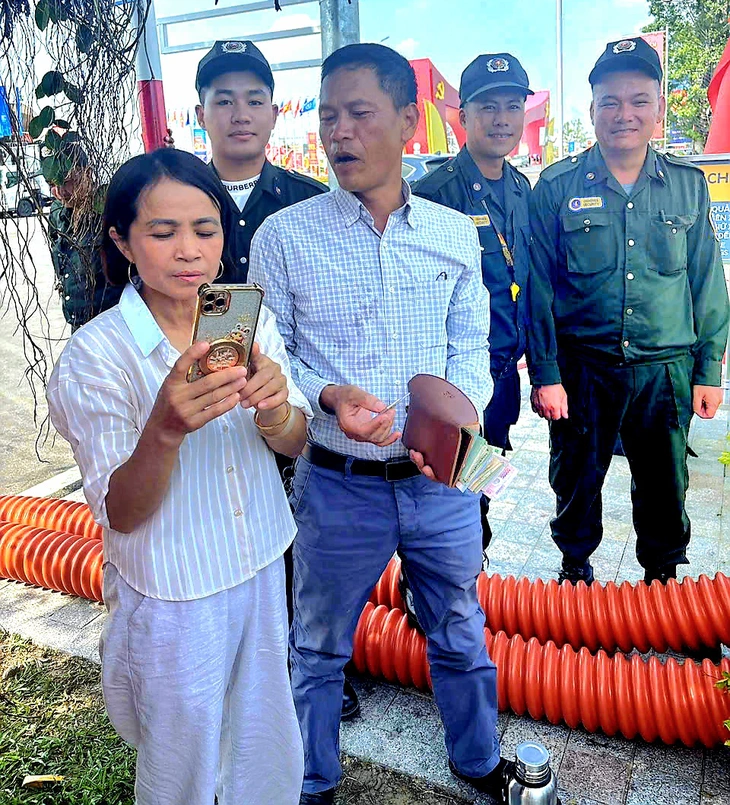 Khách xem Triển lãm thành tựu đất nước may mắn nhận lại túi xách có cả trăm triệu đồng bỏ quên - Ảnh 1.