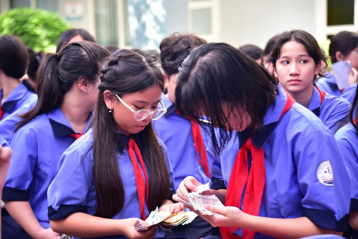 Sau lễ khai giảng 'không hoa', nhiều trường ở TP.HCM góp quỹ hỗ trợ đồng bào vùng lũ - Ảnh 2. Sau lễ khai giảng 'không hoa', nhiều trường ở TP.HCM góp quỹ hỗ trợ đồng bào vùng lũ - Ảnh 2.