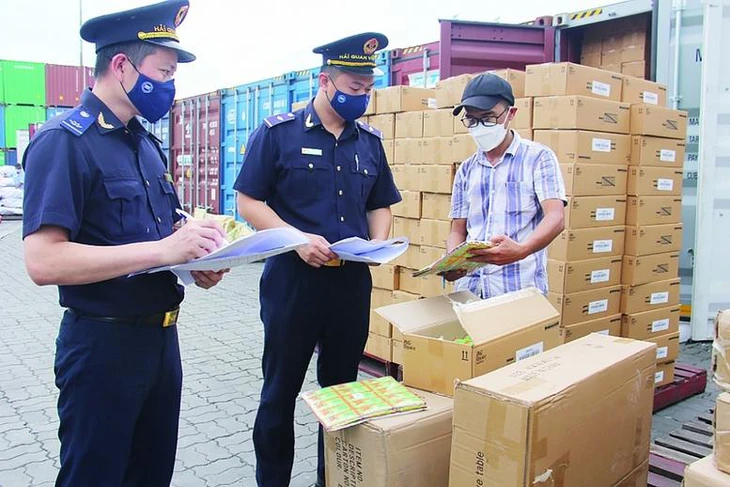 Doanh nghiệp dịch vụ vận chuyển dùng căn cước công dân giả khai hải quan để buôn lậu - Ảnh 1.