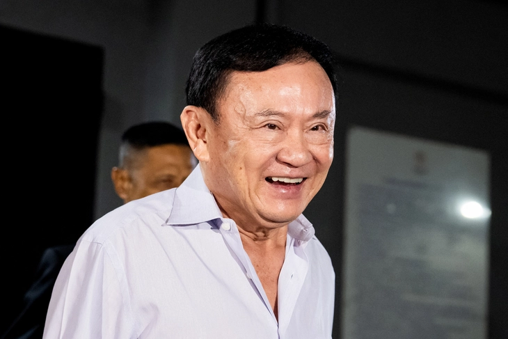 Ông Thaksin 'cua' máy bay từ Singapore sang Dubai, hứa sẽ về trước 8-9 - Ảnh 1. Ông Thaksin không thể bay đến Singapore, chuyển sang Dubai, hứa sẽ về trước 8-9 - Ảnh 1.
