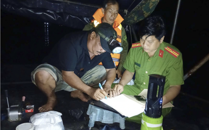 Cát tặc nạo hút trên sông Thạch Hãn lịch sử xuyên đêm, hút lên xuất bán liên tỉnh - Ảnh 2.