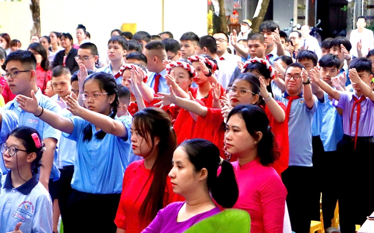 Tiếp thêm động lực cho thầy trò vùng bão - Ảnh 1.