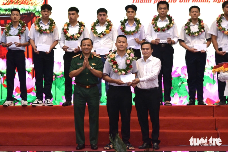 Bộ Tư lệnh TP.HCM khen thưởng 156 thí sinh trúng tuyển các học viện, trường quân đội - Ảnh 4.
