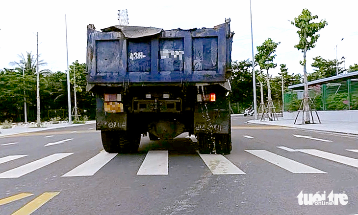 Xe ben ‘tung hoành’ giữa trung tâm Đà Nẵng, bùn đất rơi vãi nhem nhuốc khắp đường - Ảnh 1.