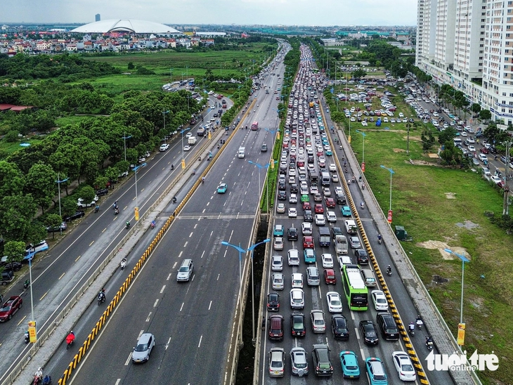 Hà Nội tạm cấm xe qua một số tuyến đường để phục vụ Triển lãm thành tựu kinh tế - xã hội - Ảnh 1.