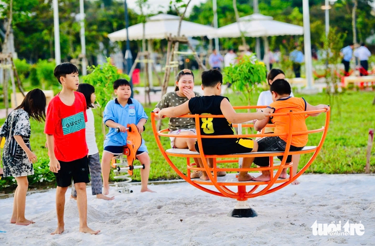 Chủ đầu tư hứa 6 tháng làm xong công viên tại TP.HCM, 3 tháng đã bàn giao - Ảnh 1.