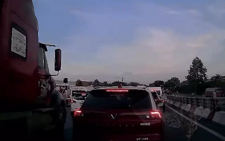 Xe con bị 'vò nát' sau vụ tông liên hoàn giữa 5 ô tô trên cao tốc, 2 người bị thương - Ảnh 2.