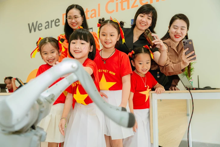 Sau lễ khai giảng 'không hoa', nhiều trường ở TP.HCM góp quỹ hỗ trợ đồng bào vùng lũ - Ảnh 4.