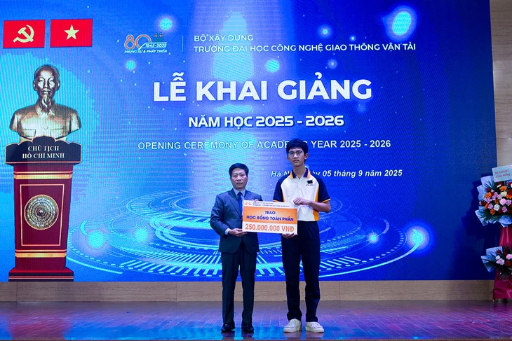 Nam sinh mất 4 người thân vụ lật tàu Hạ Long nhận học bổng toàn phần trong ngày khai giảng - Ảnh 1.