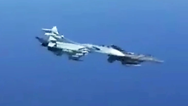 Mạng xã hội xôn xao video Su-27 của Nga chặn tiêm kích F-15 trên bầu trời Ukraine - Ảnh 1. Video Su-27 của Nga chặn tiêm kích F-15 trên bầu trời Ukraine là giả - Ảnh 1.