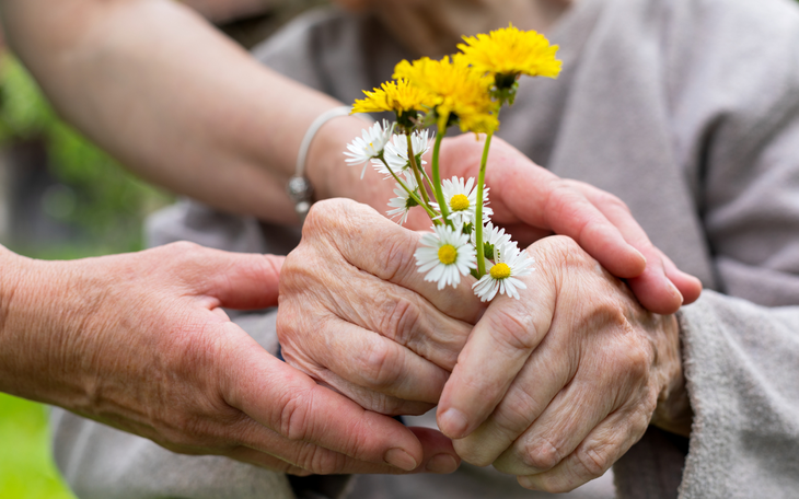 Vài giờ giúp đỡ người khác mỗi tuần giúp não trẻ hơn 10 tuổi - Ảnh 2.