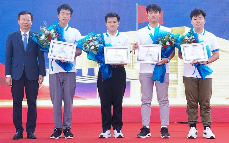 Tổng giám đốc ACB nói với sinh viên: “AI không thay bạn, trừ khi bạn đứng yên”- Ảnh 5.