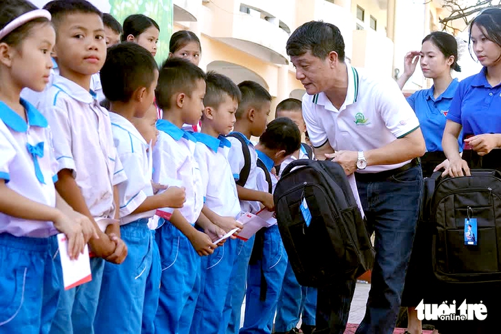 Tiếp thêm động lực cho thầy trò vùng bão - Ảnh 1.