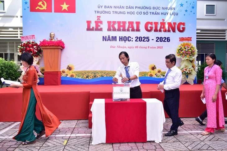 Sau lễ khai giảng 'không hoa', nhiều trường ở TP.HCM góp quỹ hỗ trợ đồng bào vùng lũ - Ảnh 5. TP.HCM - Ảnh 4.