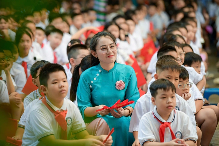 Năm học mới: Lương giáo viên tăng 2-7 triệu đồng/tháng - Ảnh 1.