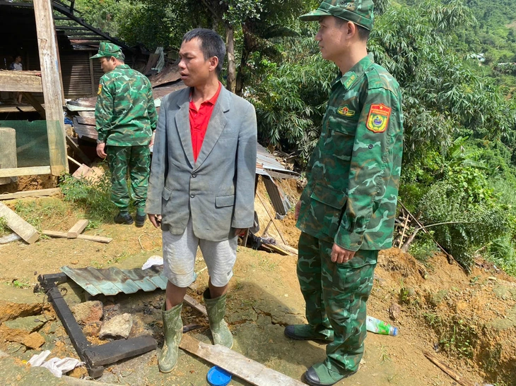 Đang ngủ, hai gia đình tá hoả vì nhà cửa bị sập lúc 1h sáng - Ảnh 1.