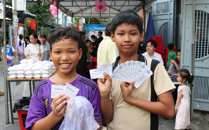 Chuyển lẵng hoa mừng khai giảng thành kinh phí ủng hộ đồng bào miền Trung ảnh hưởng bão lũ - Ảnh 2.