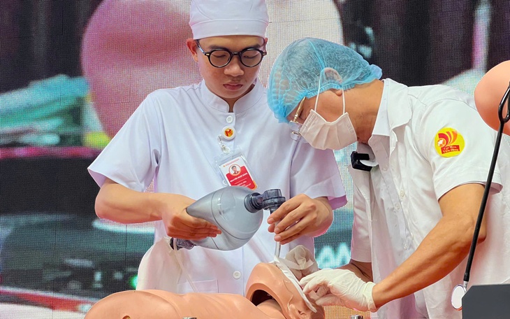 Giảng viên làm 'nhà máy thuốc' mini, sinh viên vào xưởng học như đi làm - Ảnh 2.