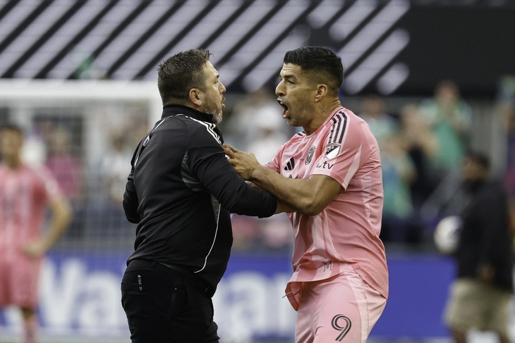 Suarez bị treo giò 6 trận vì tội phun nước bọt vào đối thủ - Ảnh 1.