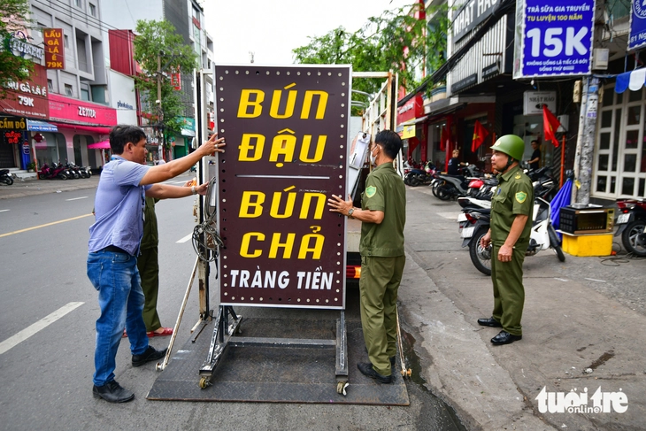 Phường Thạnh Mỹ Tây mạnh tay xử lý lấn chiếm vỉa hè đường Nguyễn Gia Trí, Ung Văn Khiêm - Ảnh 1.