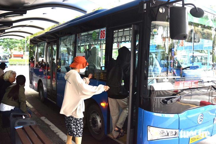 Khôi phục tuyến xe buýt 86 sau gần 3 năm: Sinh viên 'vui vẻ' tiết kiệm vài chục ngàn đồng - Ảnh 2.