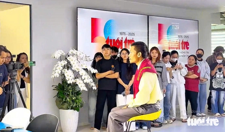 Học kỹ năng phỏng vấn, sinh viên 'vỡ òa' khi được giao lưu cùng đoàn làm phim Mưa đỏ - Ảnh 1.