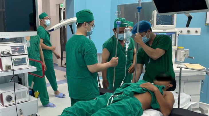 Lần đầu tiên phẫu thuật nội soi tại đặc khu Côn Đảo - Ảnh 1.