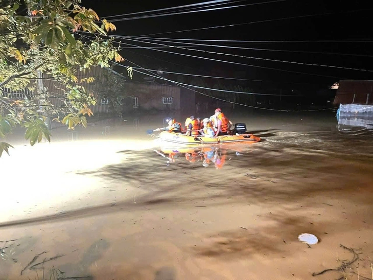 Hàng trăm hộ dân vùng Đức Trọng - Lâm Đồng ngập lụt sau mưa lớn - Ảnh 3.