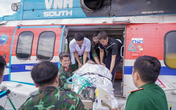 Trực thăng vượt gió bão, hạ 3 đảo đưa 3 nguời bệnh từ Trường Sa về đất liền - Ảnh 2.