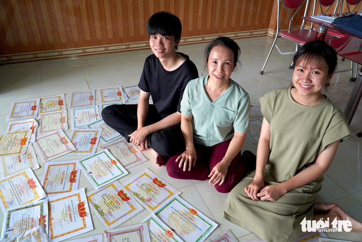 Người mẹ đơn thân mỗi năm bán 1 con bò cho con vào đại học - Ảnh 1.