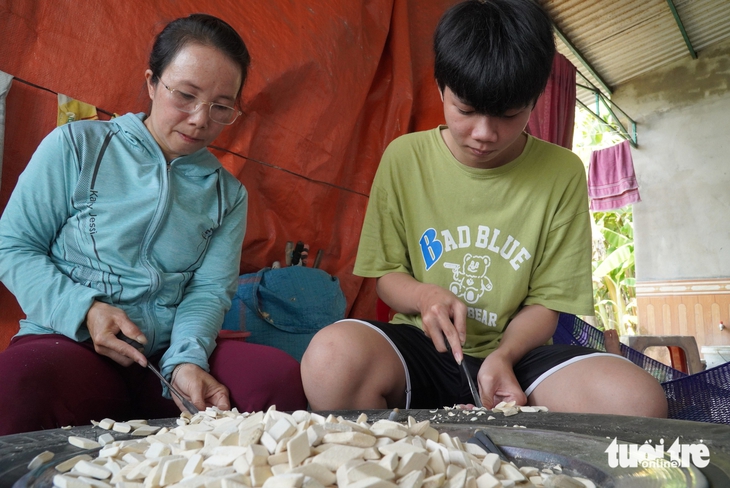 Người mẹ đơn thân mỗi năm bán 1 con bò cho con vào đại học - Ảnh 4.