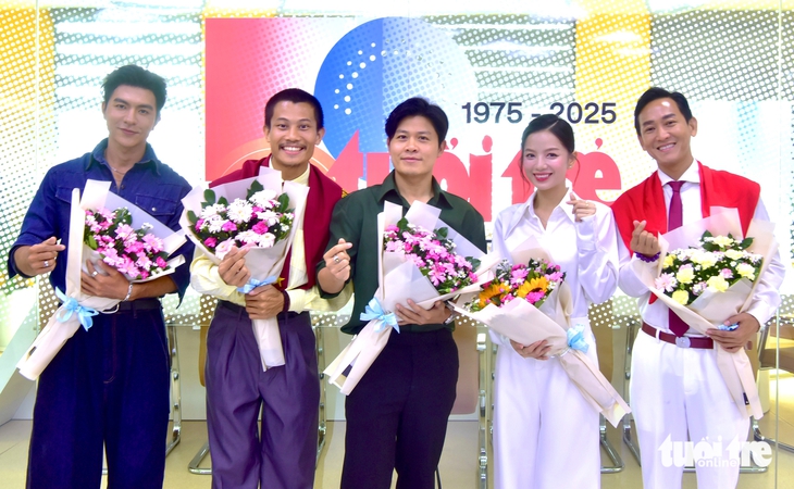 Hòa bình rồi, nước mắt vẫn rơi - Ảnh 2. Mưa đỏ - Ảnh 1.