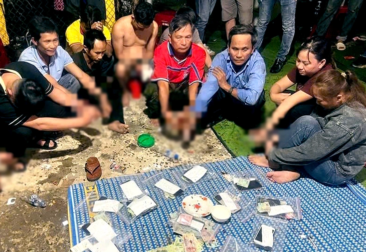 Lợi dụng đám tang mở sới bạc, 14 con bạc bị 'hốt' trong đêm - Ảnh 1.