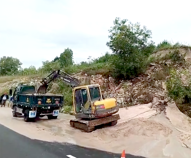 Cát lại tràn xuống cao tốc Vĩnh Hảo - Phan Thiết - Ảnh 1.