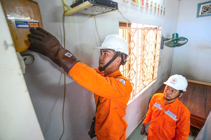 Áp dụng giá điện hai thành phần: Làm quen việc trả thêm chi phí công suất - Ảnh 1. giá điện - Ảnh 1.