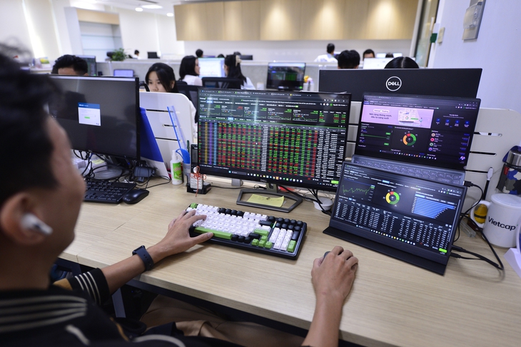 Thanh khoản chứng khoán Việt vượt Singapore: Lộ diện dòng tiền lớn nào nhập cuộc- Ảnh 1. Thanh khoản chứng khoán Việt vượt Singapore: Lộ diện dòng tiền lớn nào nhập cuộc - Ảnh 1.