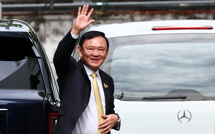 Máy bay chở ông Thaksin đang về Bangkok, bà Paetongtarn khẳng định cha bà sẽ về trong đêm - Ảnh 2.